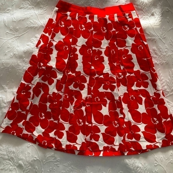 MARIO SERRANI RED AND WHITE FLORAL PLEATED SKIRT- Size Small - Picture 4 of 8